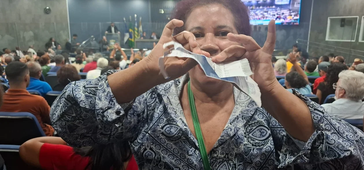 Rosimeire Gomes indignada rasgando sua conta de água