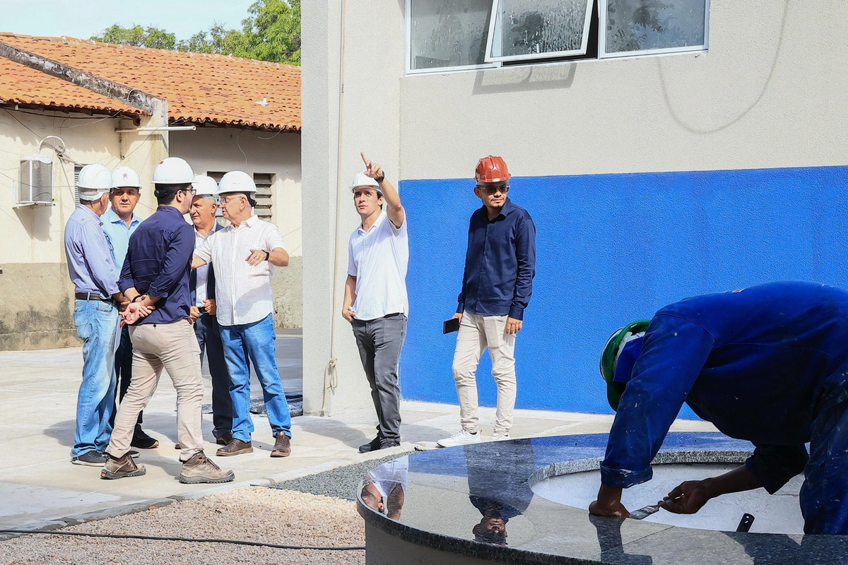 Secretário Flávio Nogueira Jr. durante visita à obra de reforma dos blocos da UESPI