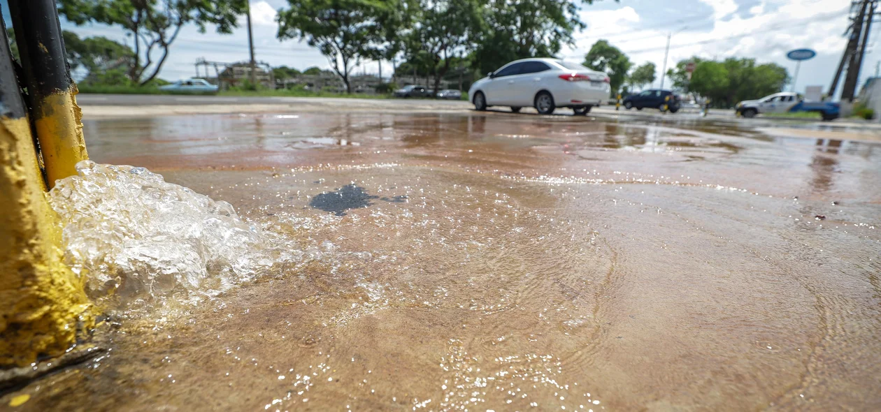 Vazamento d'água em pé de poste causa transtorno na zona Leste de Teresina