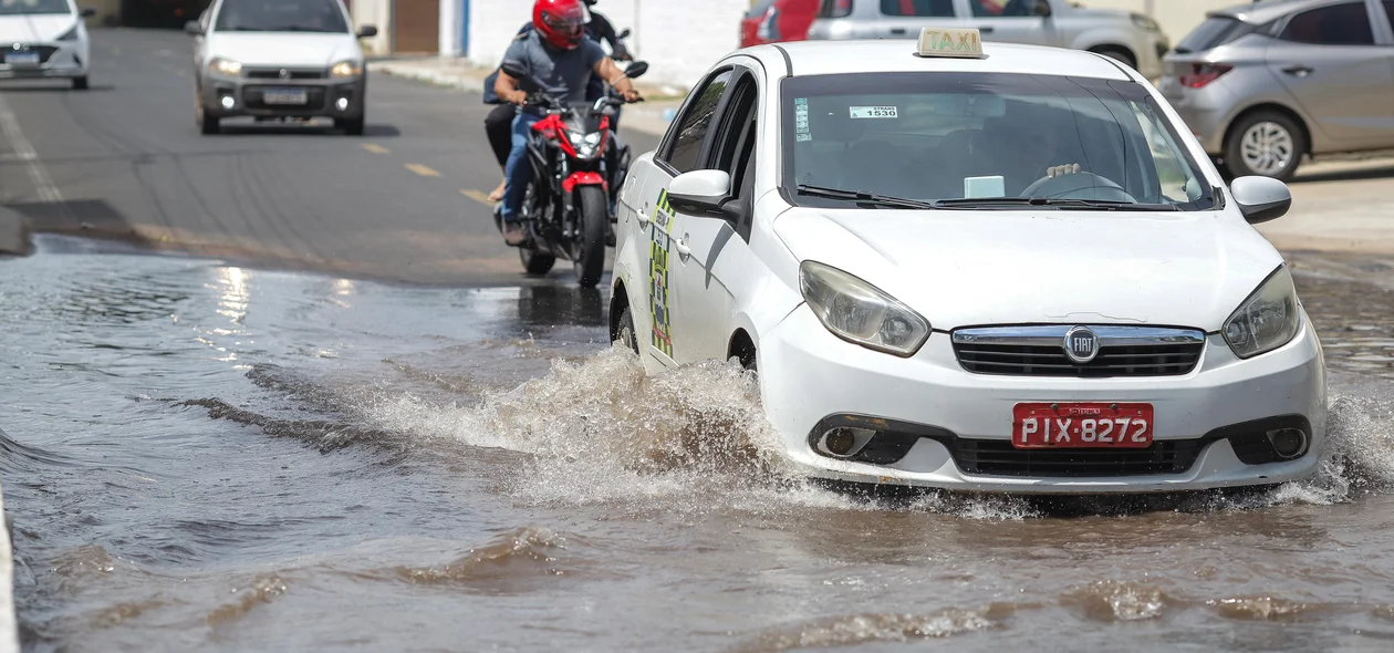 Vazamento de água na zona Leste de Teresina