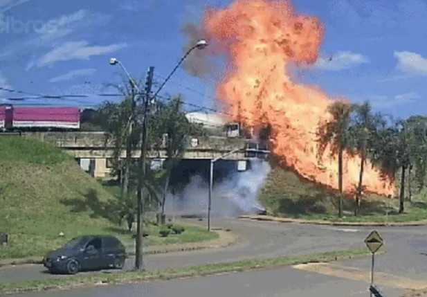 Veículo explodiu e o motorista pulou do viaduto para escapar das chamas no Paraná