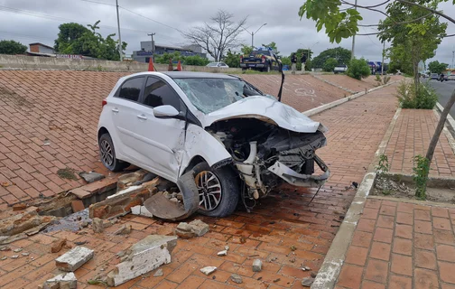 Veículo HB20 destruído após acidente