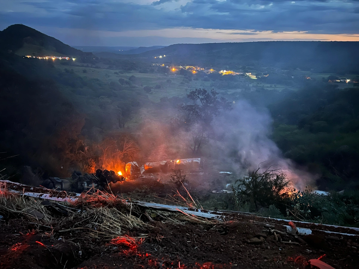 Veículo pegou fogo após tombar na BR 316 em Picos