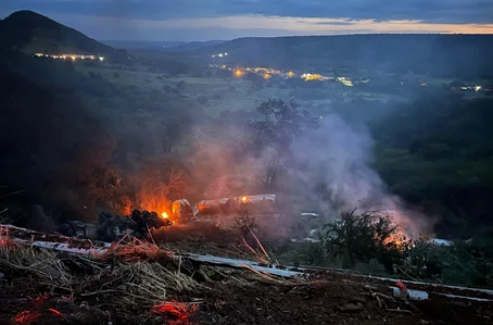 Veículo pegou fogo após tombar na BR 316 em Picos