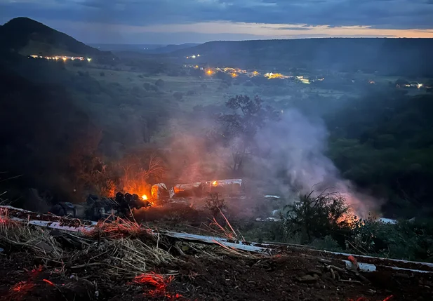 Veículo pegou fogo após tombar na BR 316 em Picos