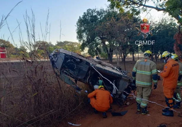 Veículo Porsche totalmente destruído