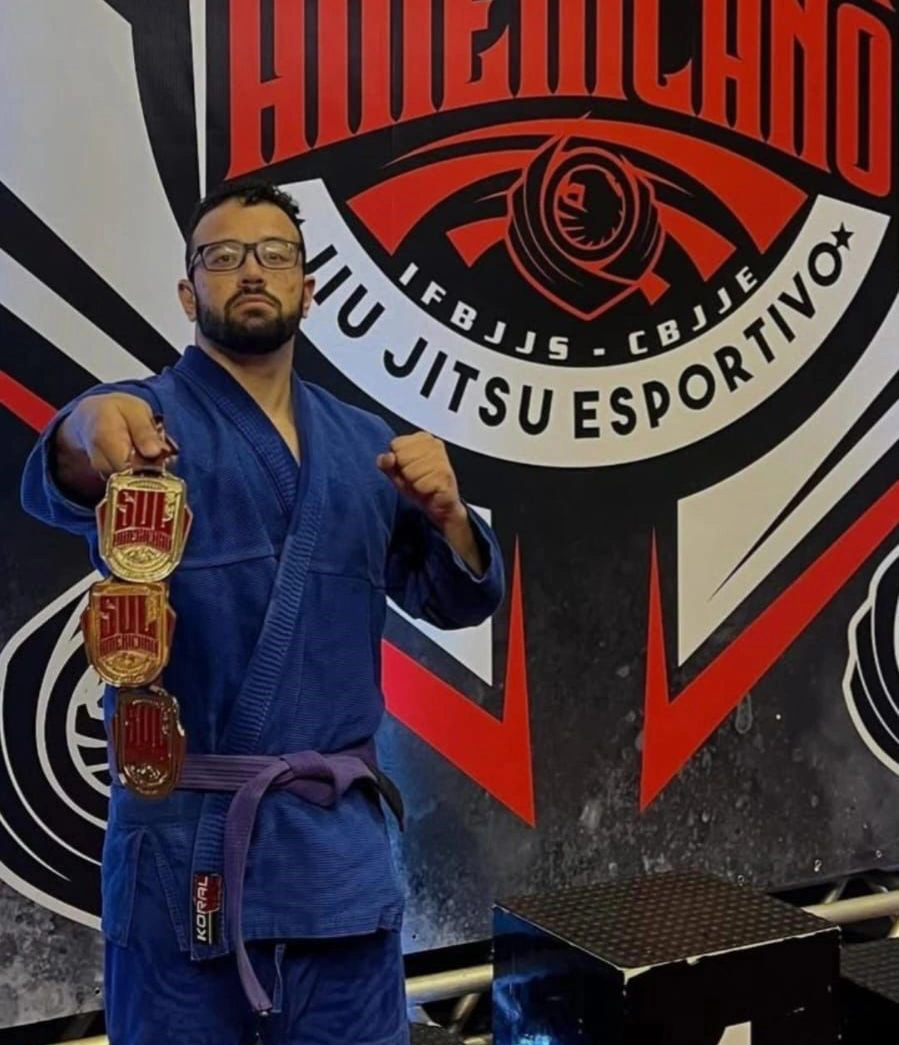 Vinicius Almeida Paraíba com medalha dp Sul-Americano de Jiu-Jitsu