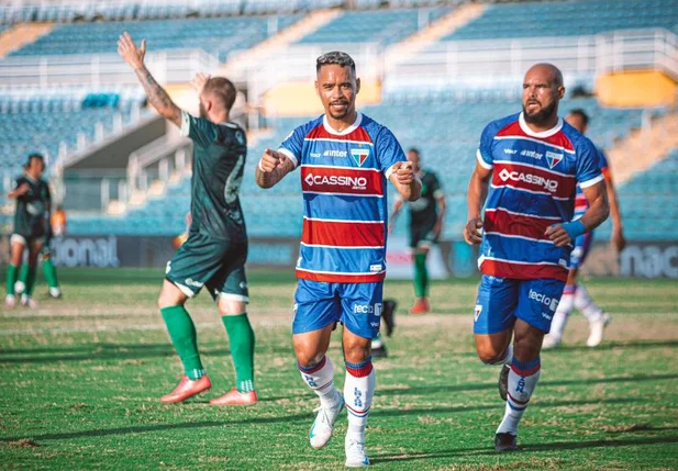 Yago Pikachu comemora gol em partida do Fortaleza contra o Floresta