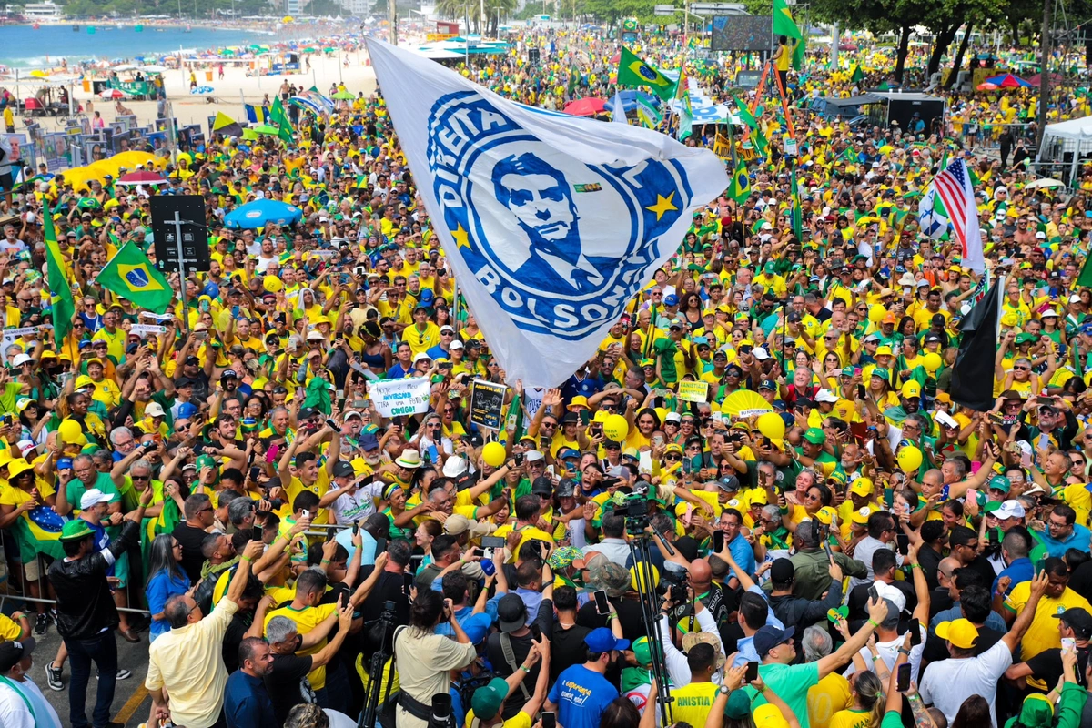 Apoiadores para manifestação em Copacabana, no Rio de Janeiro