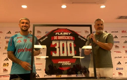 Arrascaeta é homenageado pelo Flamengo