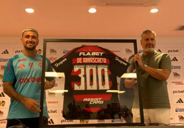 Arrascaeta é homenageado pelo Flamengo