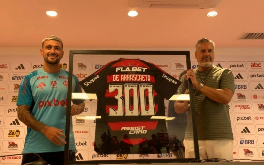 Arrascaeta é homenageado pelo Flamengo