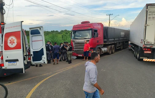 Assaltantes batem contra caminhão durante fuga na zona sul de Teresina