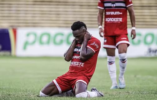 Balotelli, atacante do River lamentando rebaixamento do Galo