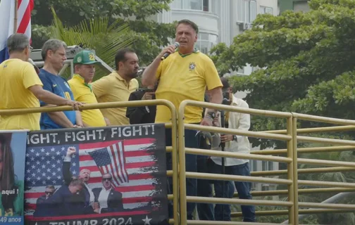 Bolsonaro durante ato em Copacabana