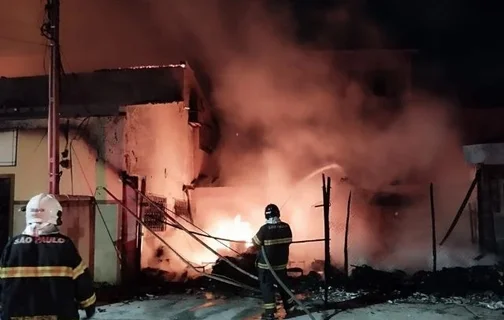 Bombeiros atuam para conter as chamas em São José dos Campos