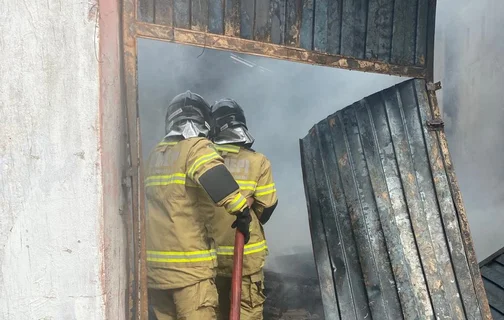 Bombeiros combatem incêndio no Porto das Barcas em Parnaíba