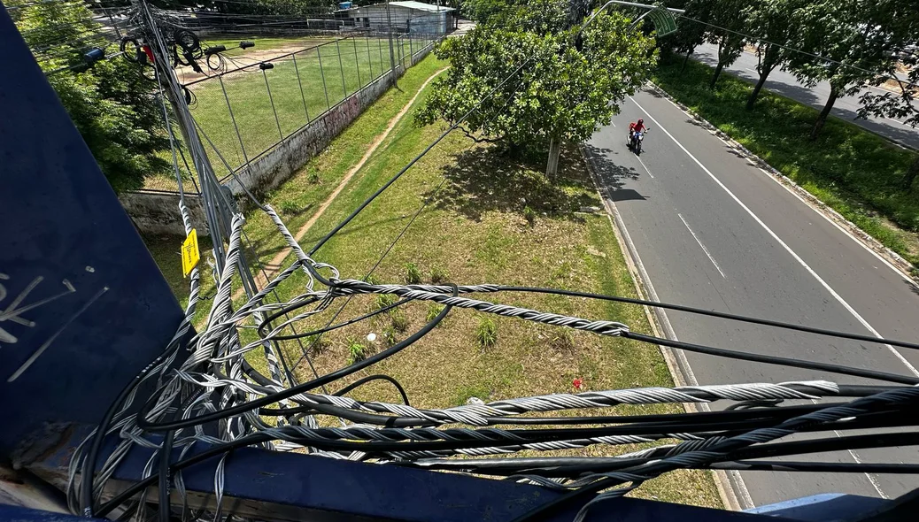 Cabos foram improvisadamente amarrados à estrutura da passarela