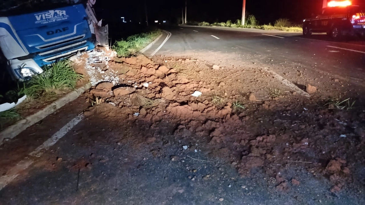 Caminhão saiu da pista a BR 316