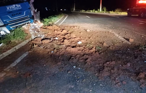 Caminhão saiu da pista a BR 316