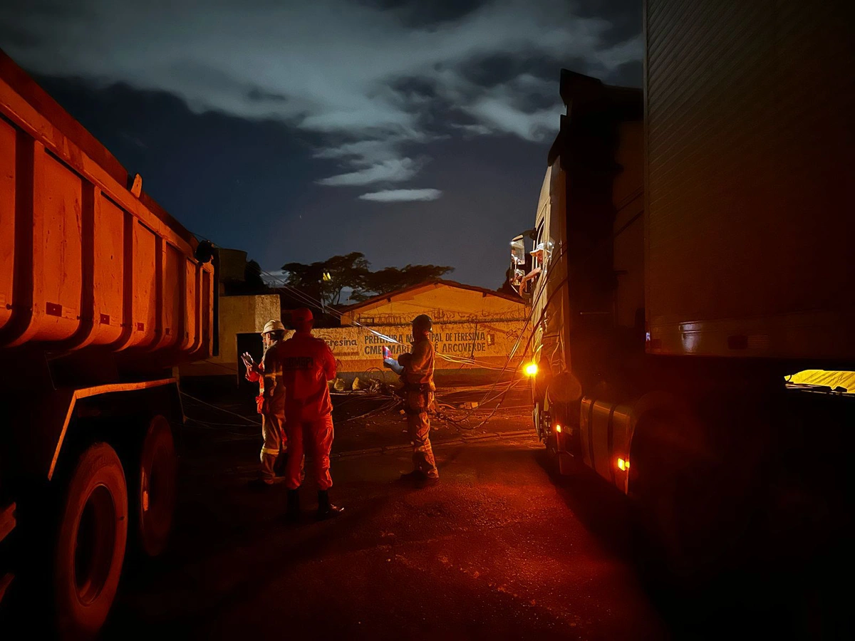 Caminhões colidiram com fios de energia