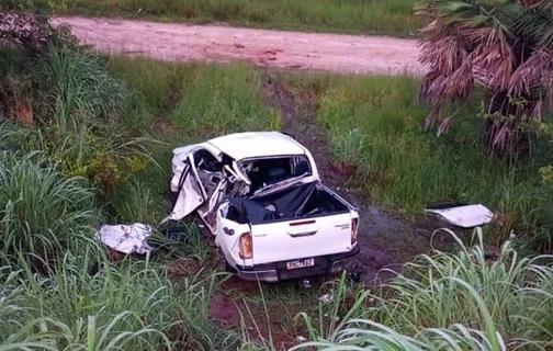 Caminhonete ficou destruída após a colisão