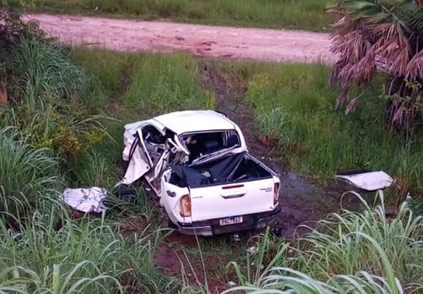 Caminhonete ficou destruída após a colisão