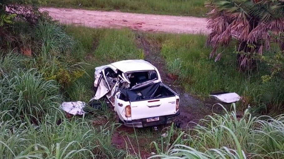 Caminhonete ficou destruída após a colisão