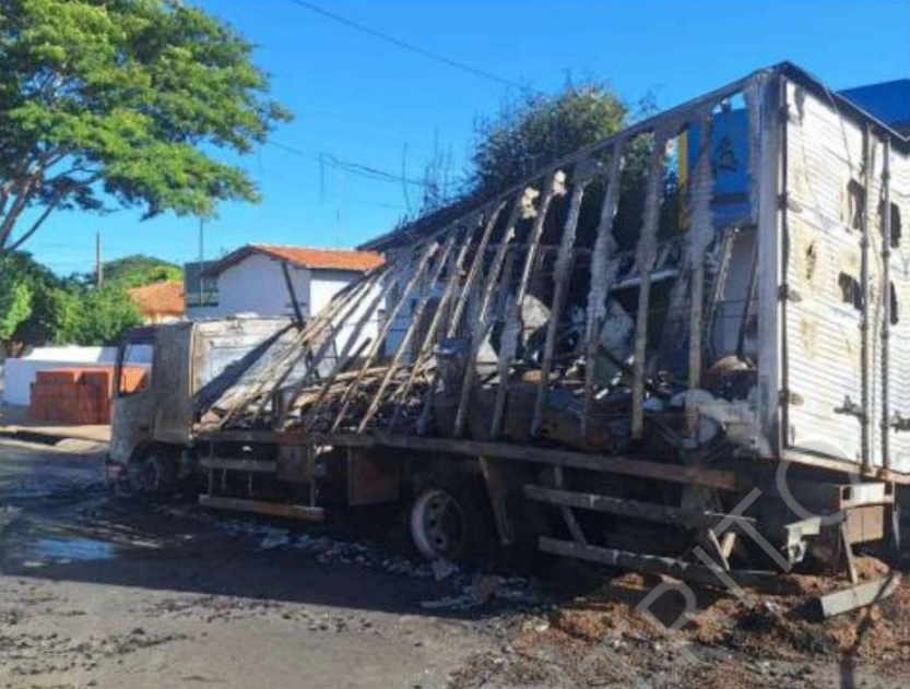 Caminhou que foi alvo de incêndio em frente de Distrito Policial