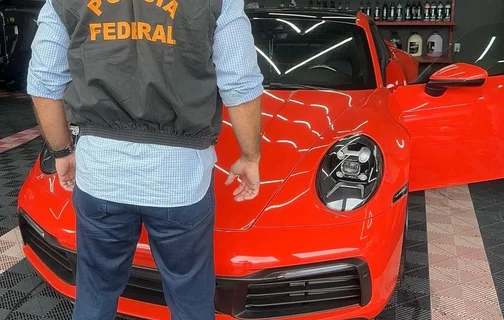 Carro de luxo apreendido pela Polícia Federal