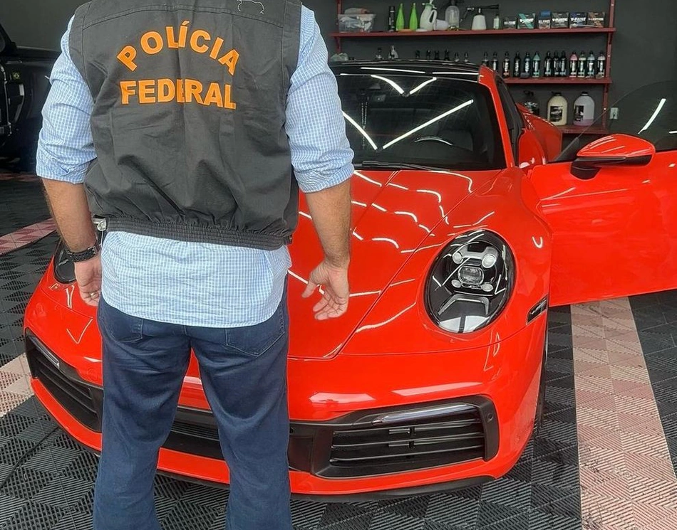 Carro de luxo apreendido pela Polícia Federal