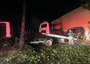 Carro ficou preso na parede da igreja em Floriano