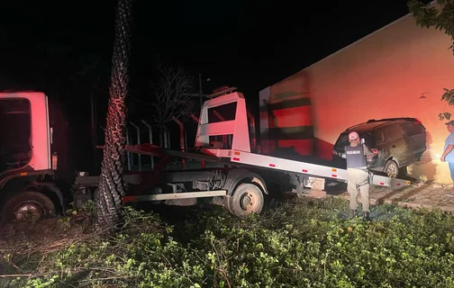 Carro ficou preso na parede da igreja em Floriano