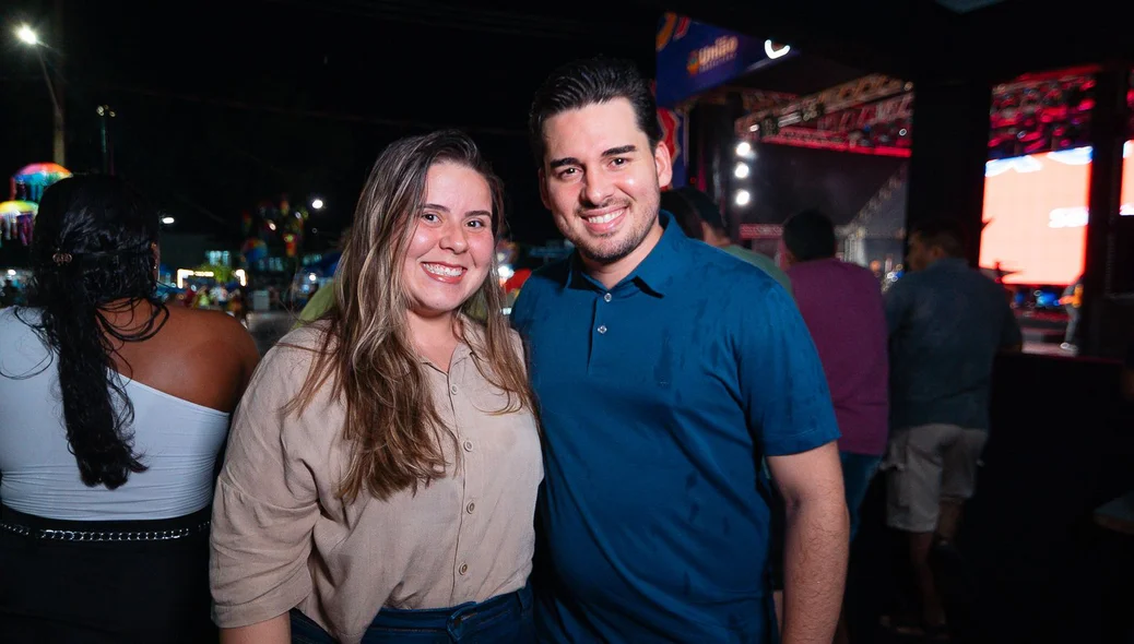 Casal curtindo a festa