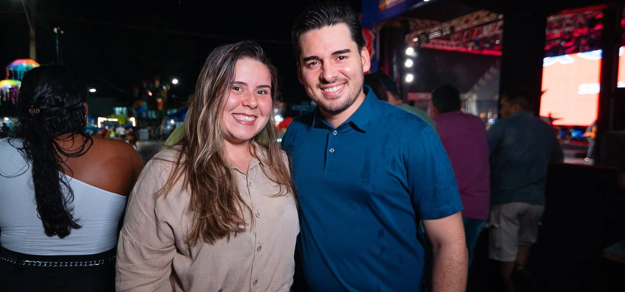 Casal curtindo a festa