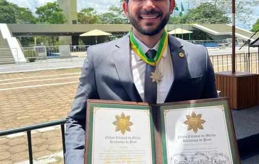 Deputado Dr. Marcus Vinícius Kalume é condecorado com a Medalha da Ordem Estadual do Mérito Renascença