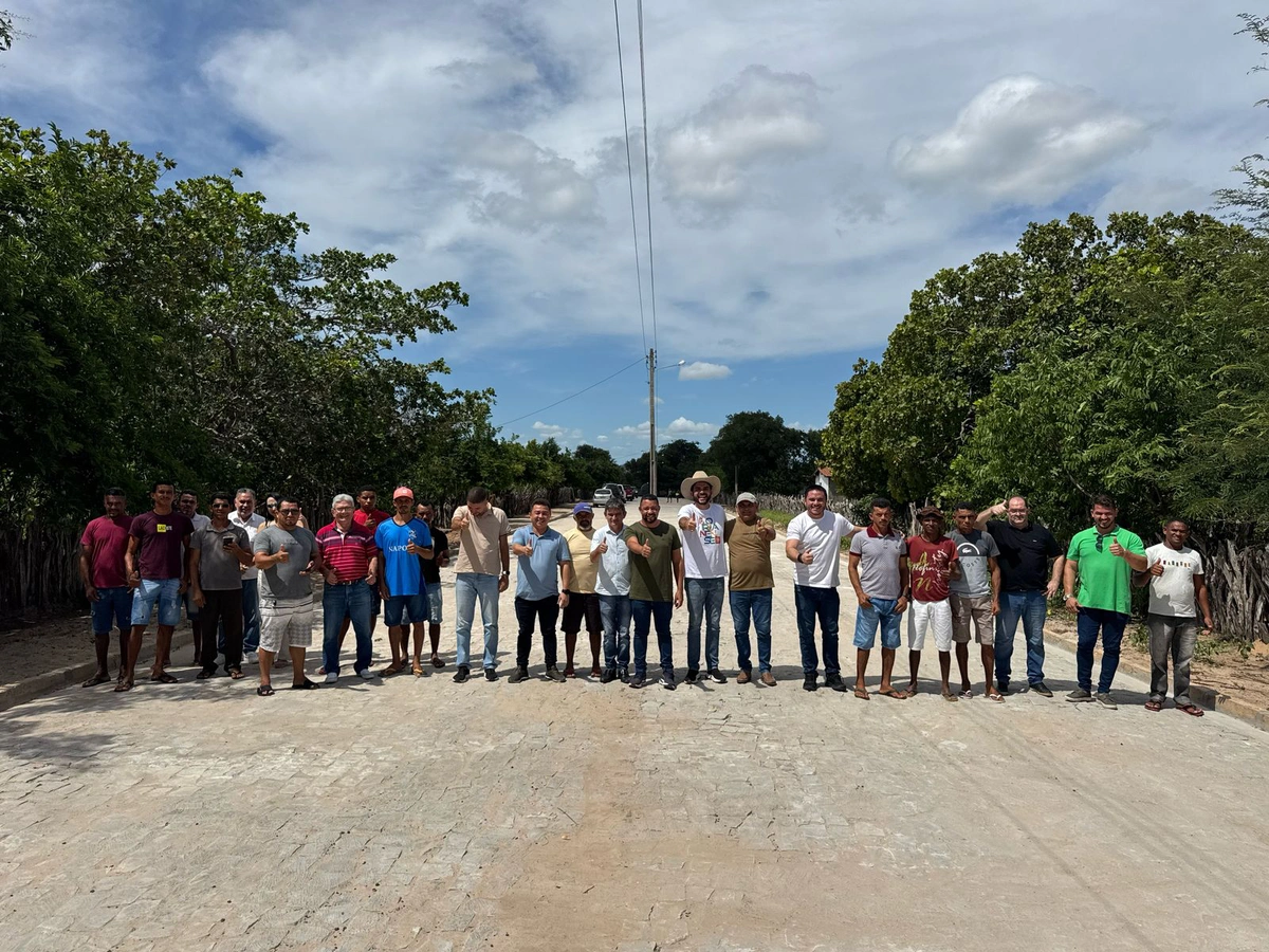 Dr. Marcus Vinicius em entrega de calçamento