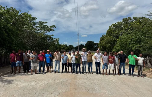 Dr. Marcus Vinicius em entrega de calçamento