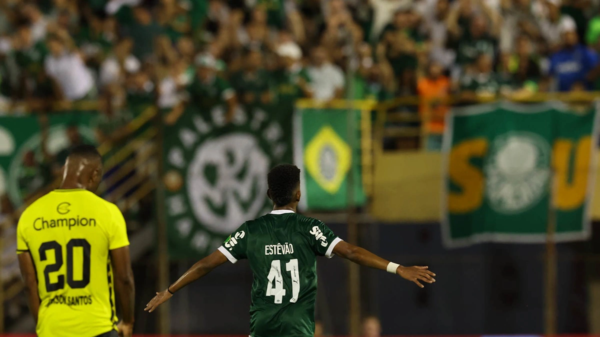 Estêvão marcou dois gols para o Palmeiras