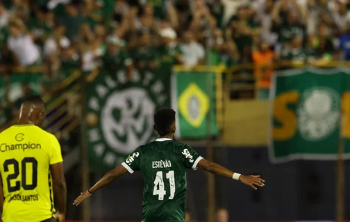 Estêvão marcou dois gols para o Palmeiras