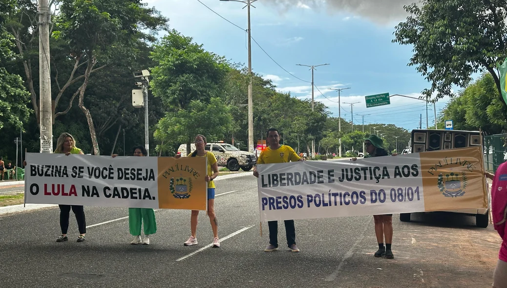 Faixas pedindo anistia