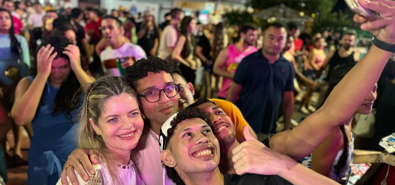 Foliões durante o Carnaval de Parnaíba