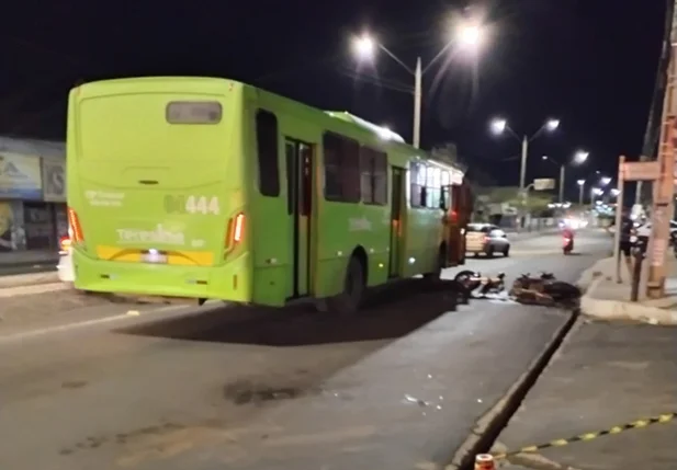 Foto do acidente entre ônibus e moto que deixou o fotógrafo Kalil Takeuchi gravemente ferido