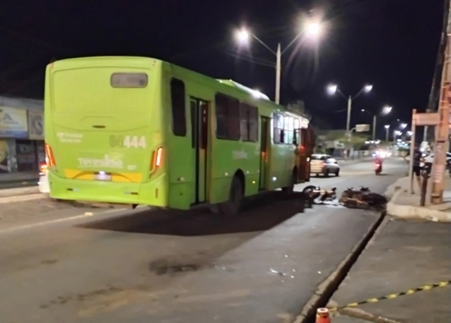 Foto do acidente entre ônibus e moto que deixou o fotógrafo Kalil Takeuchi gravemente ferido