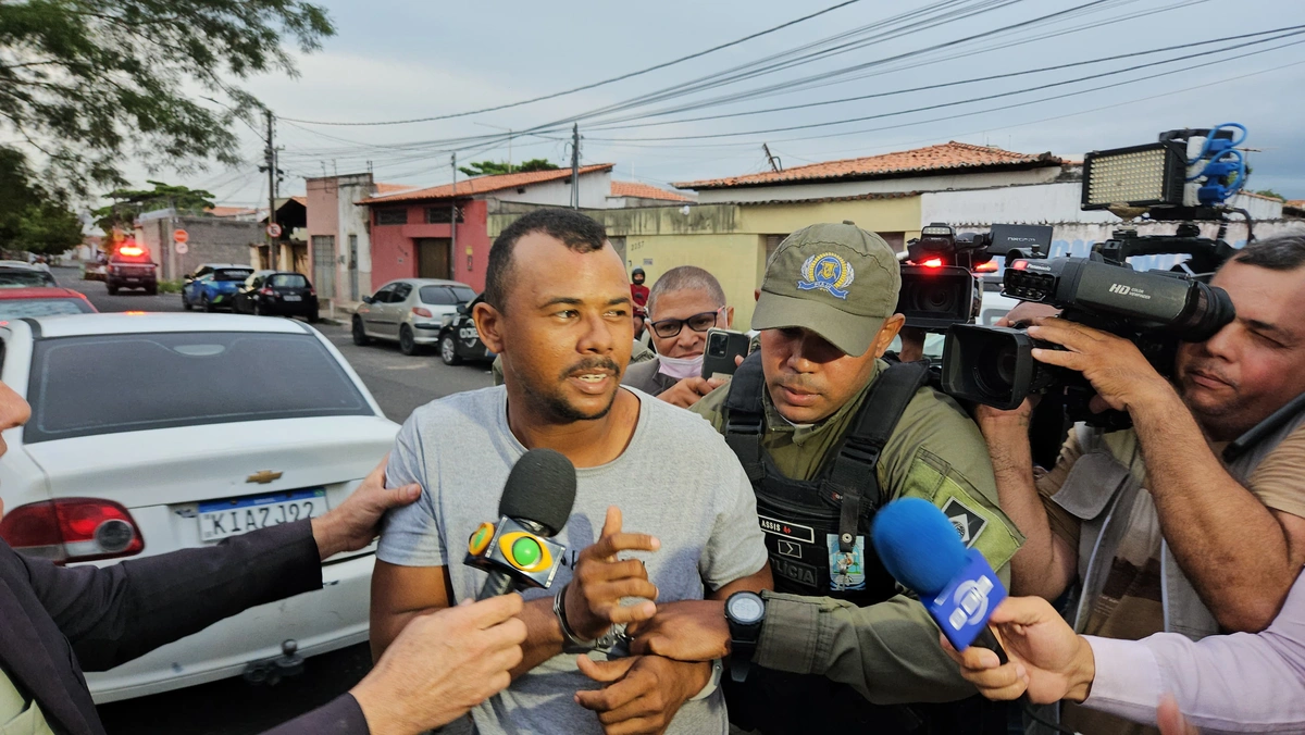 Gilmar Carvalho Rocha sendo conduzido para a Central de Flagrantes de Teresina