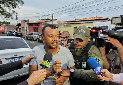 Gilmar Carvalho Rocha sendo conduzido para a Central de Flagrantes de Teresina