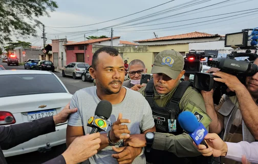 Gilmar Carvalho Rocha sendo conduzido para a Central de Flagrantes de Teresina