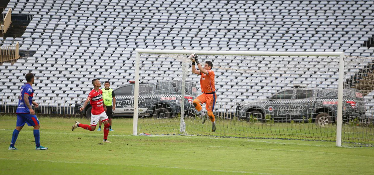 Goleiro domina bola com facilidade