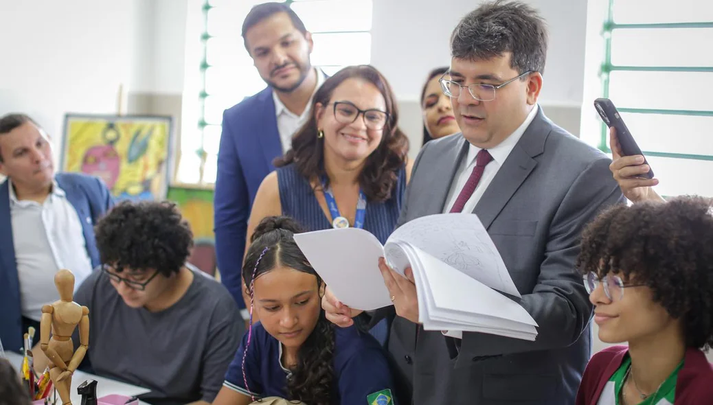 Governador Rafael Fonteles acompanha alunos