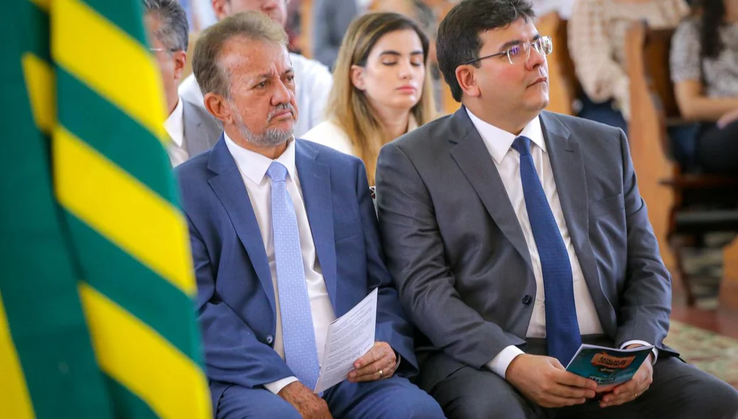 Governador Rafael Fonteles durante a missa